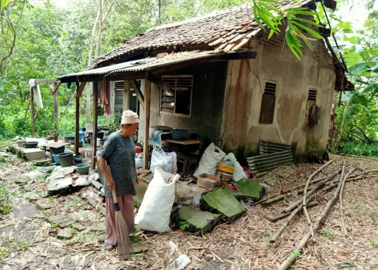 30 Tahun Tinggal di Rumah Reyot, Nenek Sukarmi Harapkan Bantuan