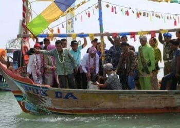 Jaga Kesakralan Masjid Agung, Ruwat Laut Diganti Tabur Benih