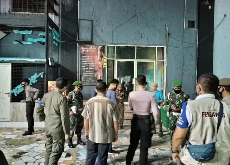 Nekat Beroperasi, Tempat Karaoke Ditutup