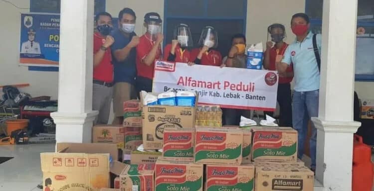 Alfamart Bantu Korban Banjir, Salurkan Bantuan Berupa Kebutuhan Pokok