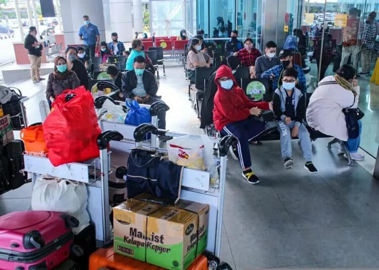 Membludak, Antrean Rapid Tes Antigen Mengular di Terminal 2
