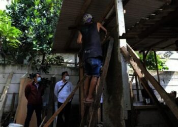 Warga Koang Jaya Gotong Royong Bantu Korban PHK