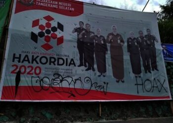 Banner Kejari Kota Tangsel Dicoret Orang Misterius