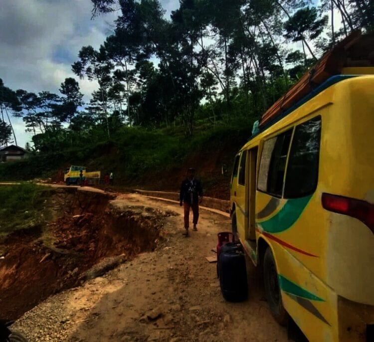 Pemkab Lebak Diminta Segera Perbaiki Jalan Amblas