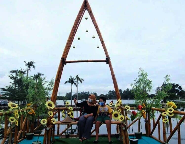 Hilangkan Penat di Kampung Wisata Pinggir Rawa