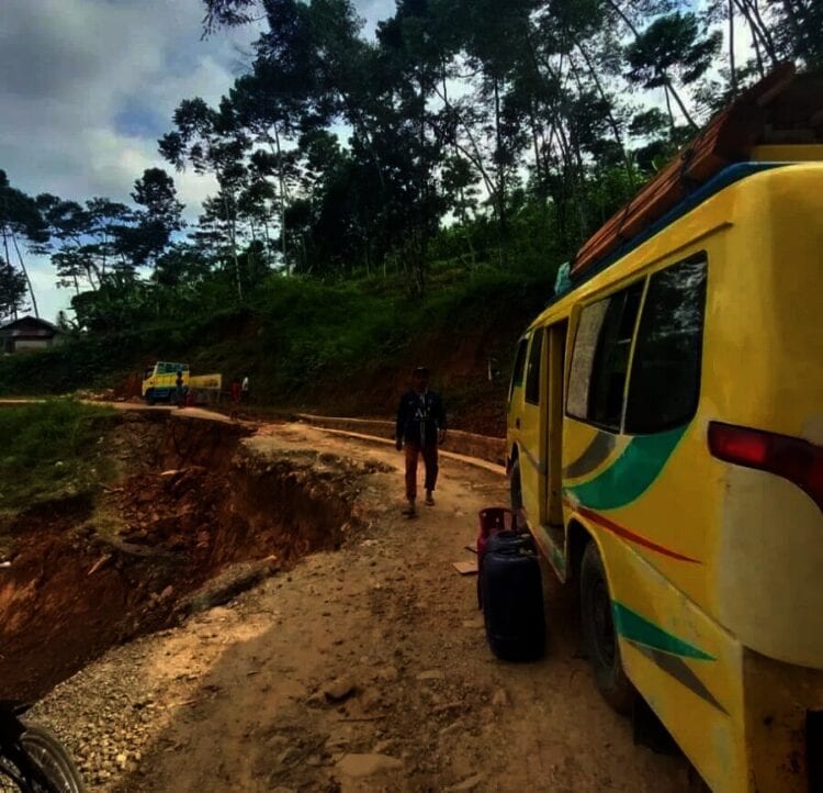 Jalan Amblas Digerus Longsor, Warga di Tiga Kampung Terisolir