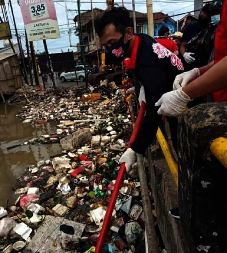 Bersih-Bersih Kali Dadap, Menteri Yasonna Temukan Kasur dan Sofa