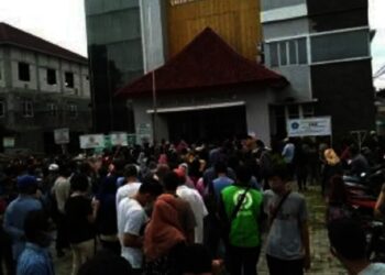 Ribuan Penerima Bansos Tumplek, Pembagian Bansos Dikecam