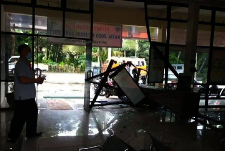 Diduga Akibat Rem Blong, Angkot Tabrak Pintu Puskesmas Cipeucang