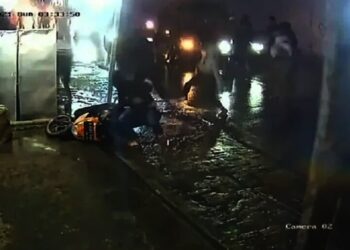 Terekam CCTV, Tawuran Remaja Pakai Celurit Viral, Pelaku Diburu Polisi