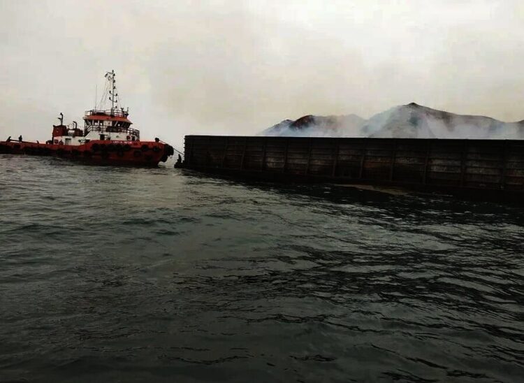 Kapal Tongkang Batu Bara Terbakar Di Perairan Pulo Ampel