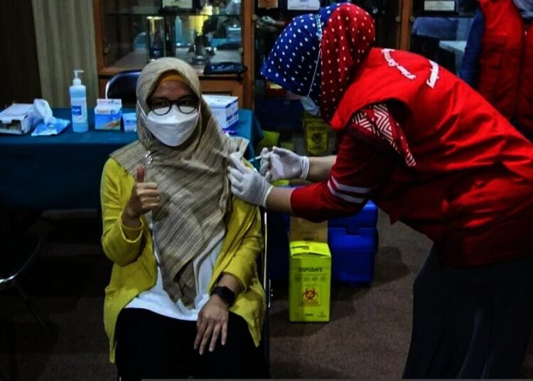 Vaksinasi Tenaga Kesehatan di Kota Tangerang.