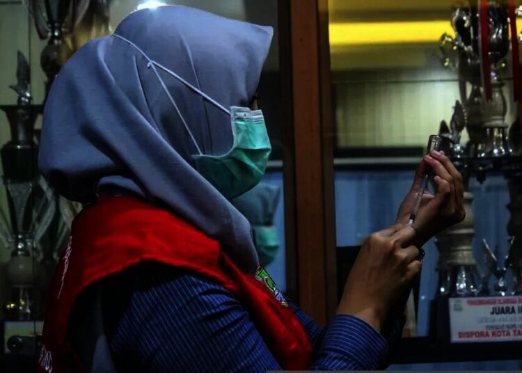 Vaksinasi Tenaga Kesehatan di Kota Tangerang.
