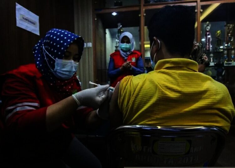 Vaksinasi Tenaga Kesehatan di Kota Tangerang.