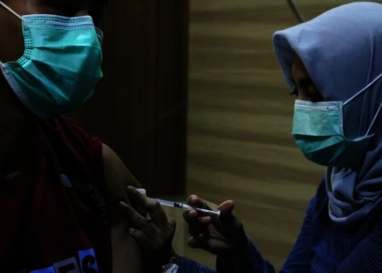 Vaksinasi Tenaga Kesehatan di Kota Tangerang.