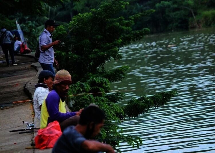Menikmati sore di Bantaran Sungai Cisadane