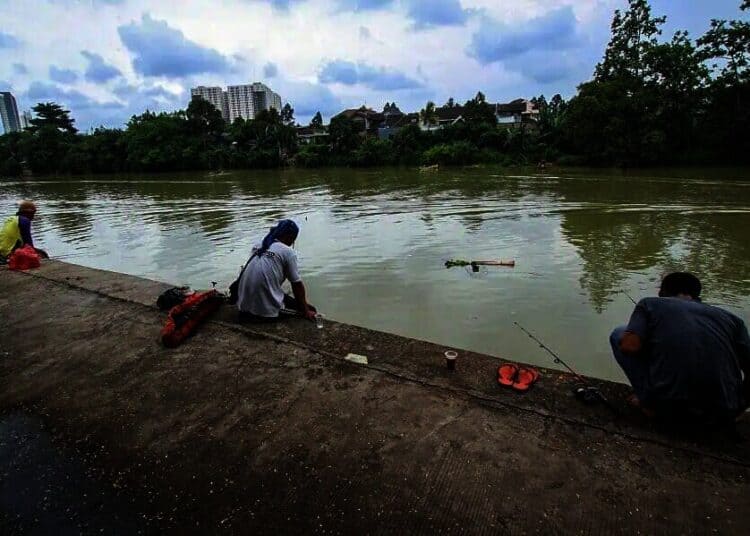 Menikmati sore di Bantaran Sungai Cisadane