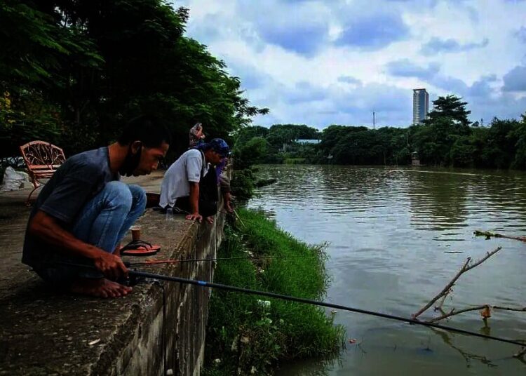 Menikmati sore di Bantaran Sungai Cisadane