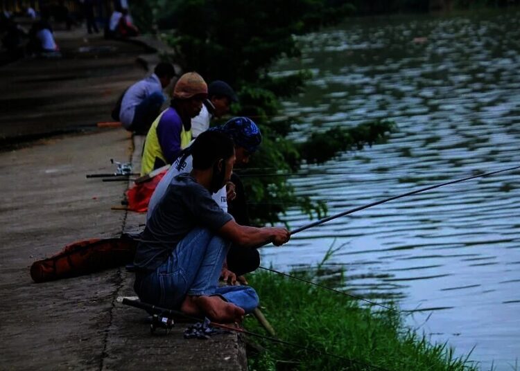Menikmati sore di Bantaran Sungai Cisadane