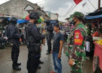 Batalyon C Pelopor Brimob Polda Metro Jaya Bagikan Masker di Pasar
