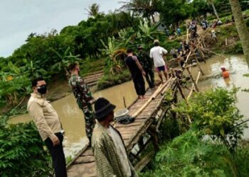Sempat Putus Diterjang Air, Jembatan Bambu Sukamunclak Diperbaiki