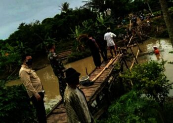 Sempat Putus Diterjang Air, Jembatan Bambu Sukamunclak Diperbaiki