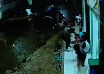 Lagi Asik Nongkrong, Ponsel Dijambret Pemuda Bersajam