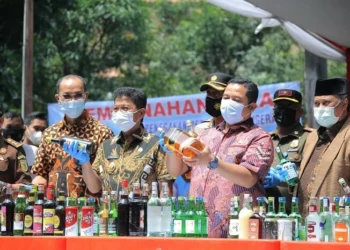 3.140 Botol Miras di Kota Tangerang Dimusnahkan