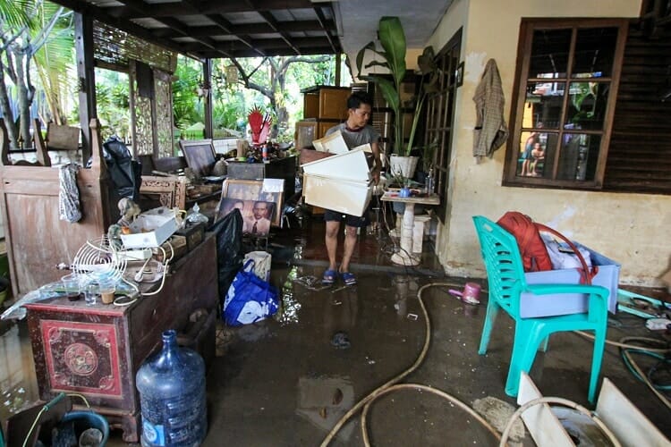 Bersih-Bersih Rumah Pasca Banjir di Ciledug Indah
