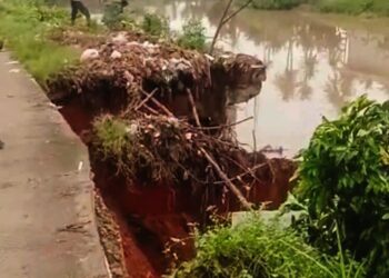Turap Longsor, Jalan Desa di Teluknaga Nyaris Amblas
