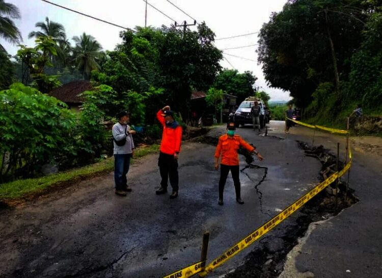 42 Rumah di Kecamatan Maja Terendam Banjir, Jalan Longsor