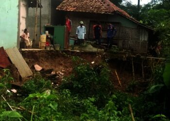 Kaget Lihat Dapur Amblas, Berhasil Selamat dengan 4 Cucu