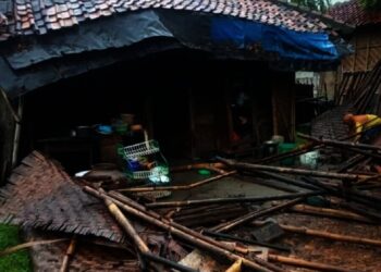 Diterjang Angin Kencang, Rumah di Teluknaga Ambruk