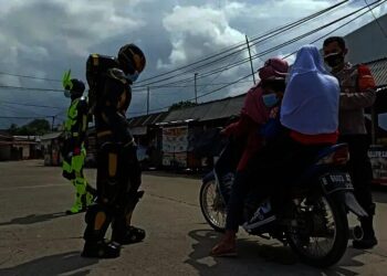 Dua Superhero Bagikan Ribuan Masker Kepada Warga di Panongan