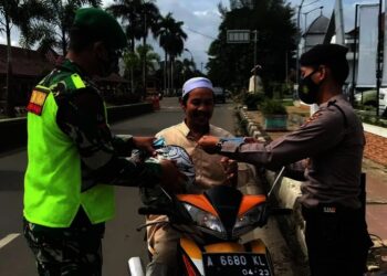 Edukasi Warga, Satgas Covid-19 Pandeglang Bagikan Masker