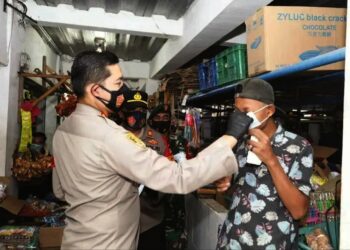 Sosialisasikan Prokes, Kapolresta Tangerang Bagikan 2.000 Masker