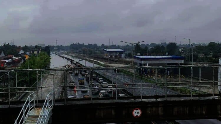 Warga Minta Pengelola Tol BSD lebih serius Tangani Banjir di KM 8
