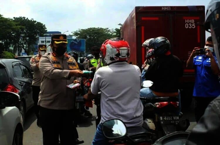 Pimpin Operasi Yustisi, Kapolres Tangsel Bagikan Masker