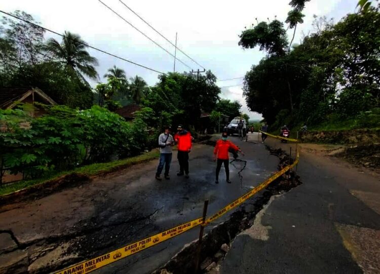 Jalan Amblas di Lebak Dipicu Mampetnya Saluran Air