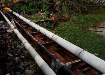 Tumpukan Sampah di Jembatan Pontang Sulit Dikendalikan