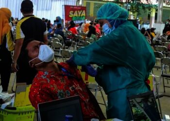 Vaksinasi Petugas Pelayanan Publik Dan Guru di Kota Tangerang