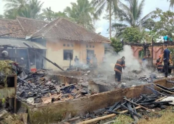 Kompor Menyala Ditinggal, Rumah di Karangtanjung Pandeglang Ludes Terbakar