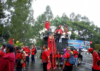 Upah Dibayar Tak Sesuai, Buruh  Demo di Kantor Puspem Kota Tangerang