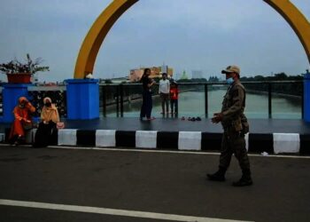 Satpol PP Himbau Warga Yang Beraktivitas di Jembatan Berendeng