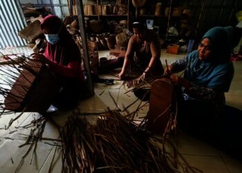 Melihat, Pembuatan Kerajinan Berbahan Dasar Eceng Gondok