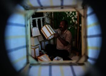 Kerajinan Lampion Berbahan Dasar Bambu Kain