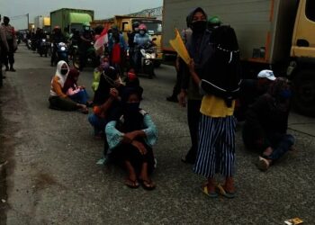 Warga Rawa Rengas Kosambi Memblokade Jalan