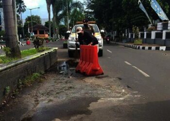 Satpol PP Pandeglang  Tambal Jalan Bolong