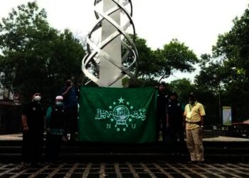 Lembaga Penanggulangan Bencana NU Sisir Sampah Tugu Situ Gintung
