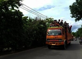 Laporkan Remaja yang Menumpang Truk di Kota Tangerang